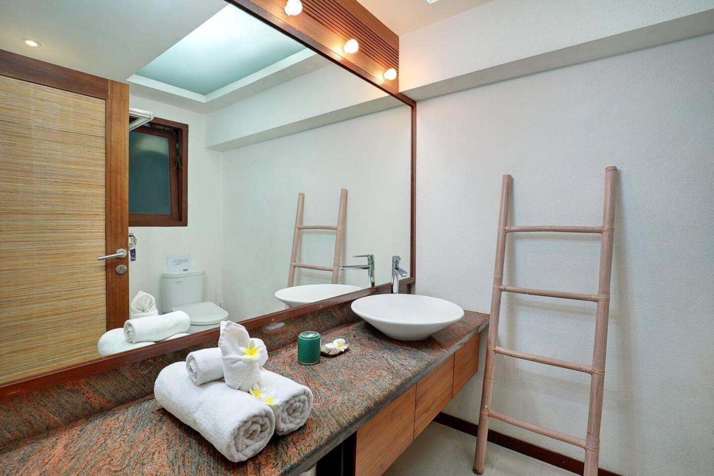Super Value 4 Bedroom, Walk To Bintang Supermarket Семиняк Екстериор снимка